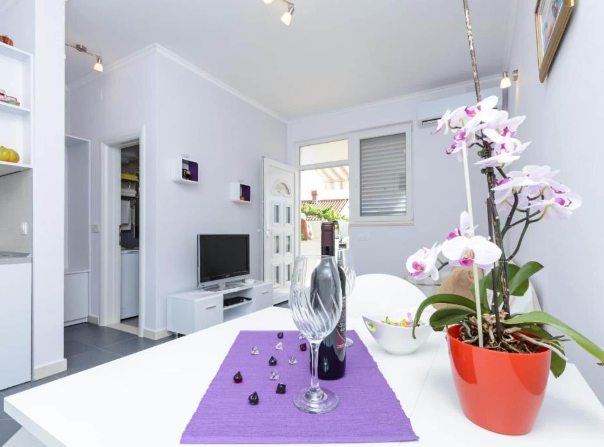 Apartment (Classic One Bedroom Apartment with Se) | Living room | 32-inch flat-screen TV with cable channels