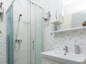Apartamento (Two Bedroom Apartment with Sea View a) | Baño | Ducha y toallas