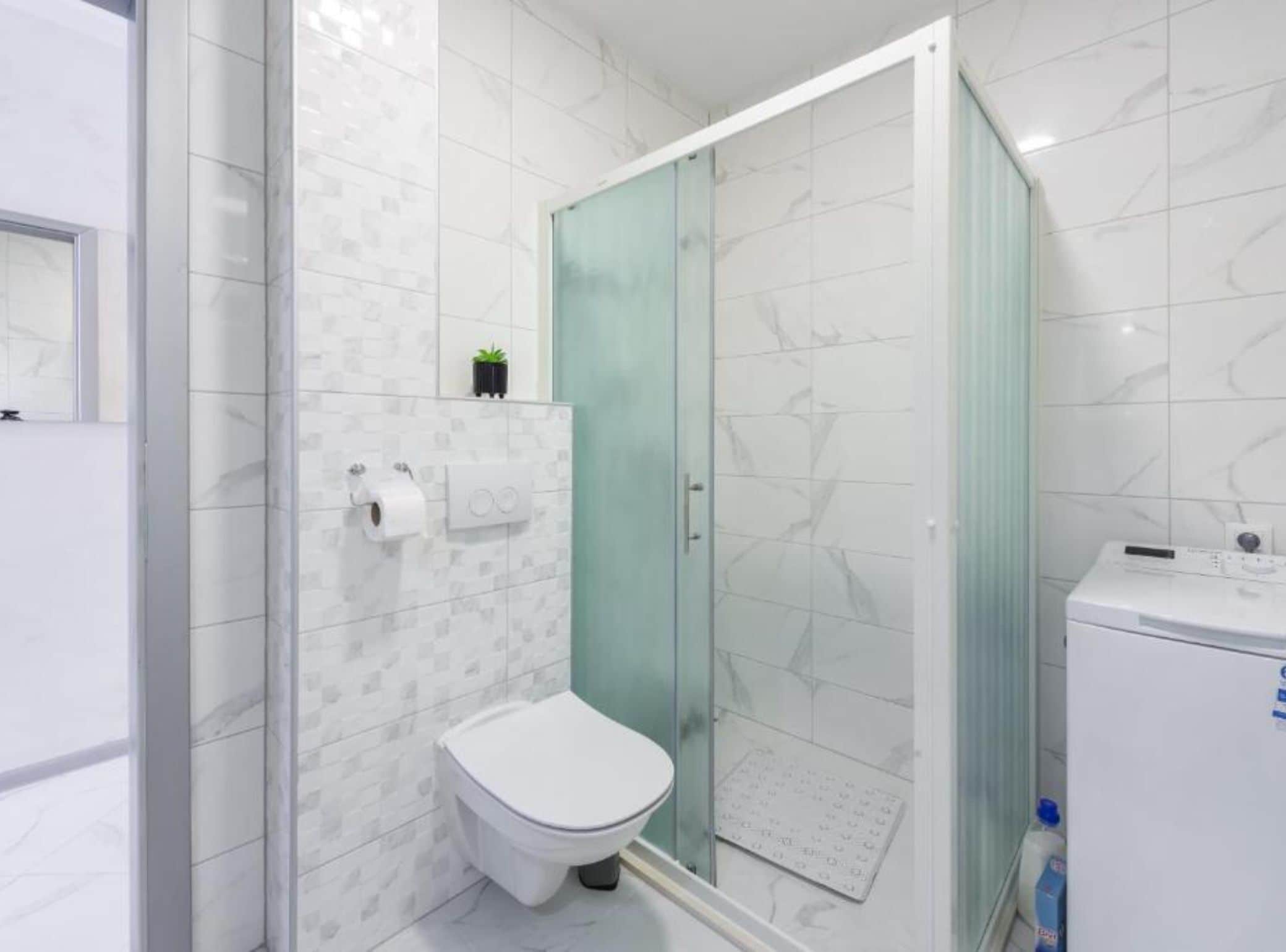 公寓 (Two Bedroom Apartment with Sea View a) | 浴室 | 淋浴設備、毛巾