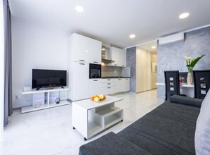 Appartamento (Two Bedroom Apartment with Sea View a) | Soggiorno | TV a schermo piatto 32 pollici con canali via cavo