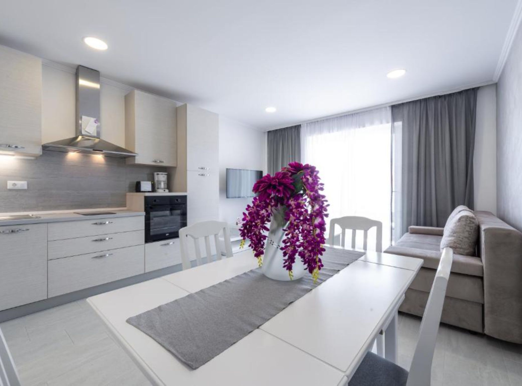 Leilighet (Superior One Bedroom Apartment with S) | Oppholdsrom | En 32-tommers Flatskjerm-TV med kabel-kanaler