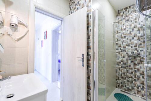 Apartment (Superior One Bedroom Apartment with S) | Bathroom | Shower, towels