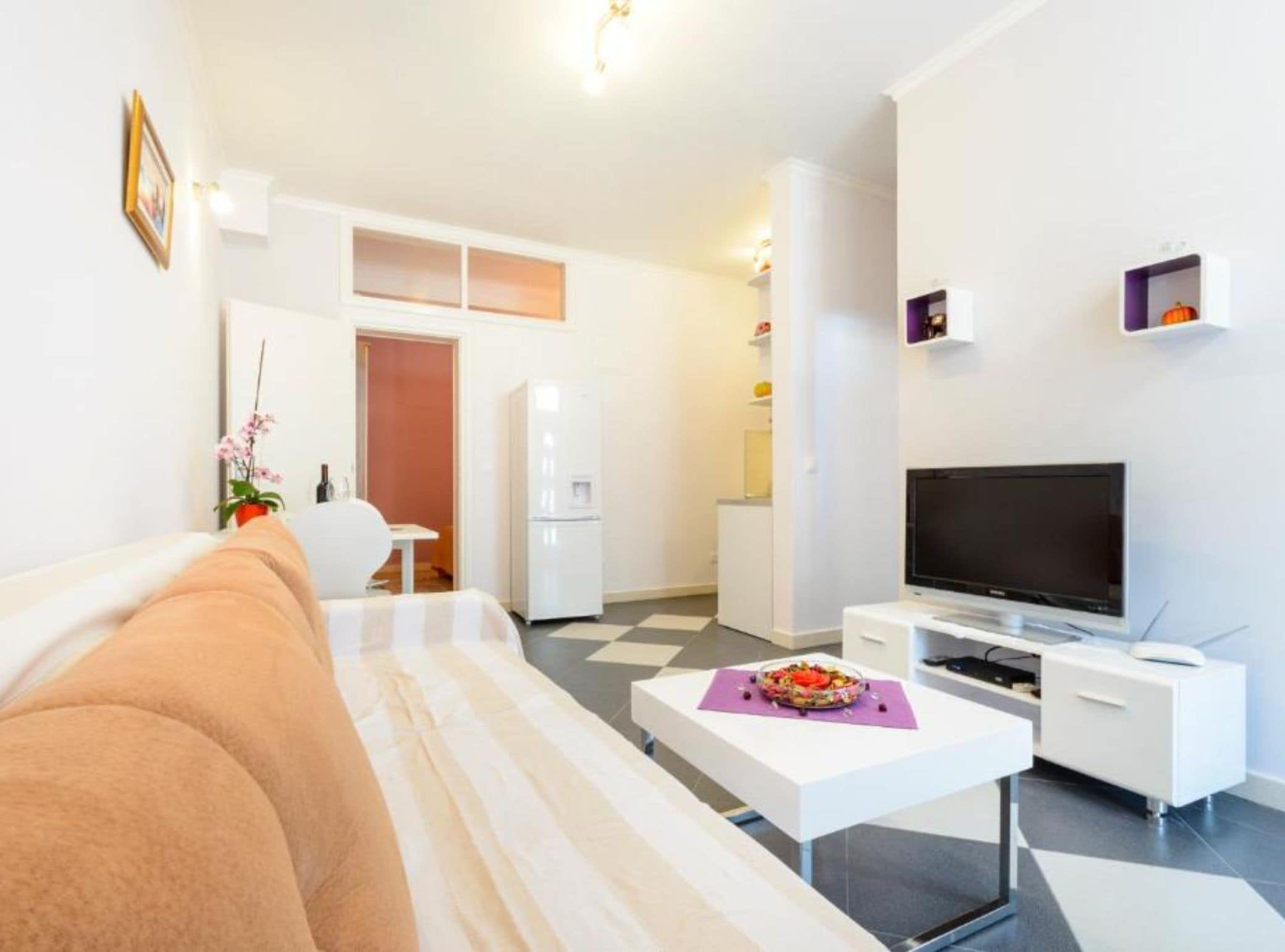 Appartamento (Classic One Bedroom Apartment with Se) | Soggiorno | TV a schermo piatto 32 pollici con canali via cavo