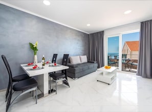 Appartamento (Two Bedroom Apartment with Sea View a) | Soggiorno | TV a schermo piatto 32 pollici con canali via cavo