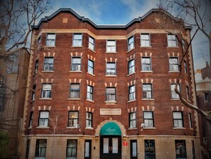 Exterior - Central location in Montreal with parking (Montreal)