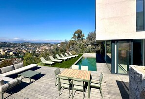 Outdoor dining - Vrbo Property (Vallauris)