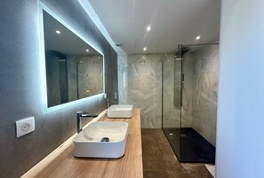 Bathroom - Vrbo Property (Vallauris)