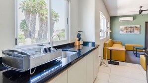 Una cocina moderna con un amplio ventanal, un fregadero y una encimera.
