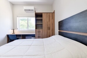 1 dormitorio, escritorio, tabla de planchar con plancha y wifi