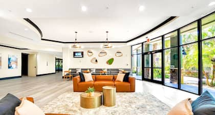 Upstay Modern 2BR Condo Near Disney