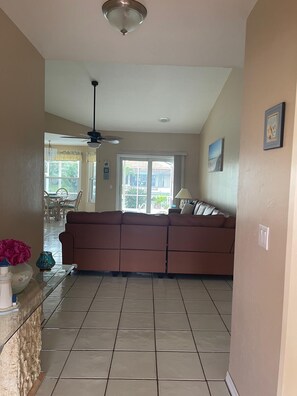 Living area - 3-bedroom canal house with  heated pool in soothing Cape Coral with AC (Cape Coral)