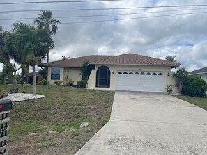 Exterior - 3-bedroom canal house with  heated pool in soothing Cape Coral with AC (Cape Coral)
