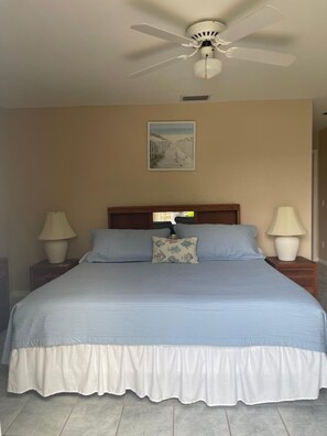 Room - 3-bedroom canal house with  heated pool in soothing Cape Coral with AC (Cape Coral)