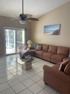 Living area - 3-bedroom canal house with  heated pool in soothing Cape Coral with AC (Cape Coral)