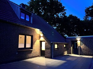 Exterior - NEW (12.04.26): Modern vacation home with charm, large garden. Terrace and great view! (Aurich)