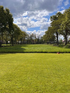 Property grounds - NEW (12.04.26): Modern vacation home with charm, large garden. Terrace and great view! (Aurich)