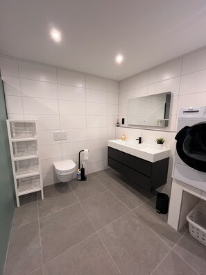 Bathroom - Vrbo Property (Aurich)