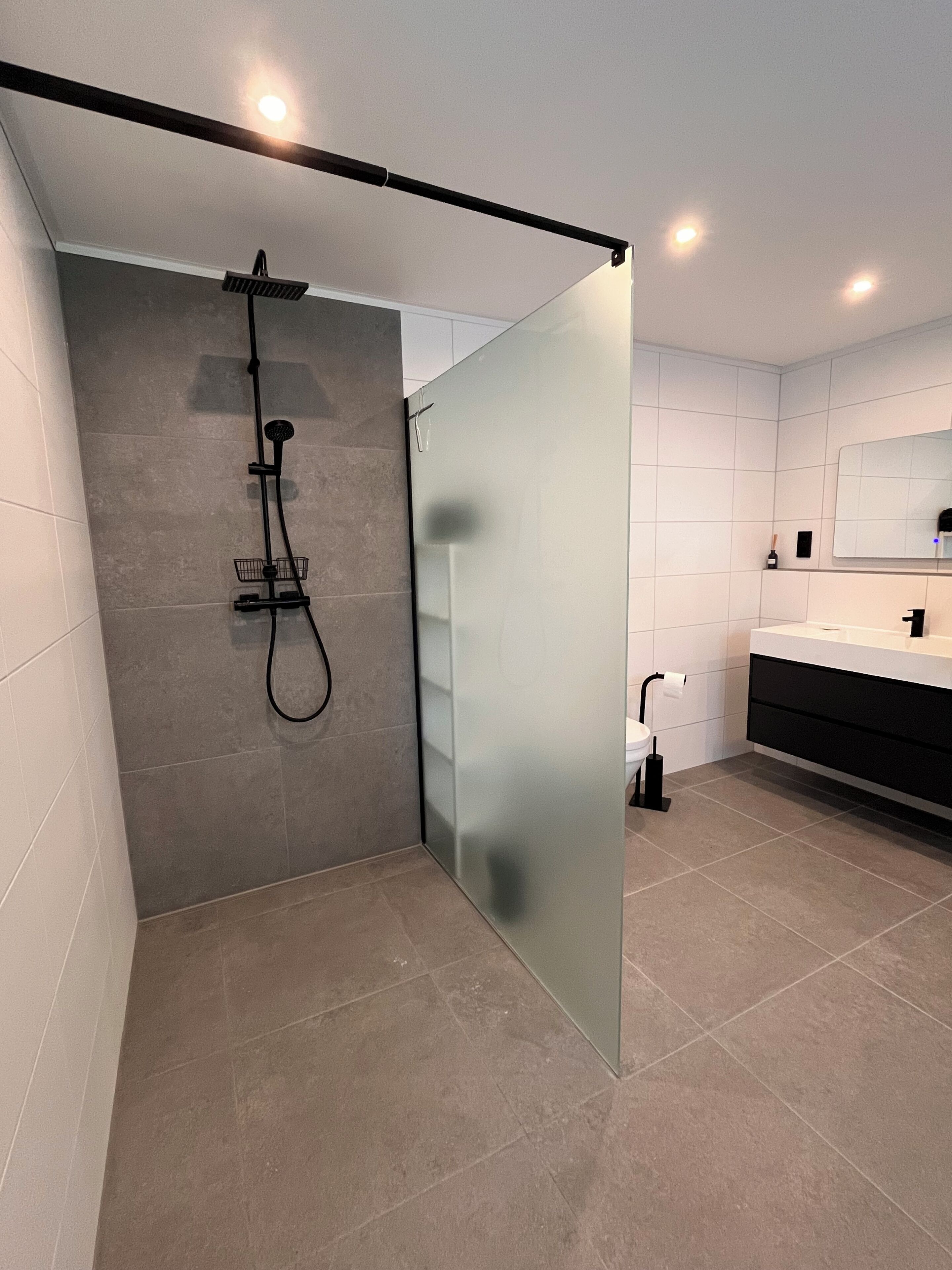 Een douche, een haardroger, handdoeken, zeep