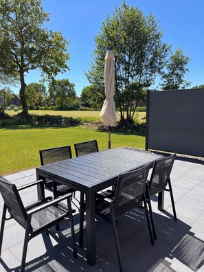 Outdoor dining - NEW (12.04.26): Modern vacation home with charm, large garden. Terrace and great view! (Aurich)