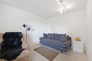 TV - Apartment Rebella with Panoramic Views and Shared Garden (Landau in der Pfalz)
