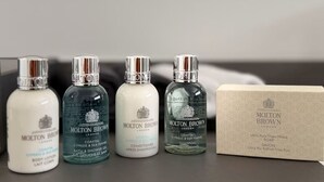 Fyra flaskor med produkter från Molton Brown och en kartong.