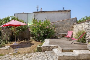 Terrace/patio - “Maison De Pays Églantine” with Private Terrace, Garden, and Wi-Fi (Sainte-Marie-de-Ré)