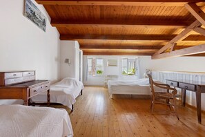 A room with wooden beams, two beds, a desk, and a chair. - “Maison De Pays Églantine” with Private Terrace, Garden, and Wi-Fi (Sainte-Marie-de-Ré)