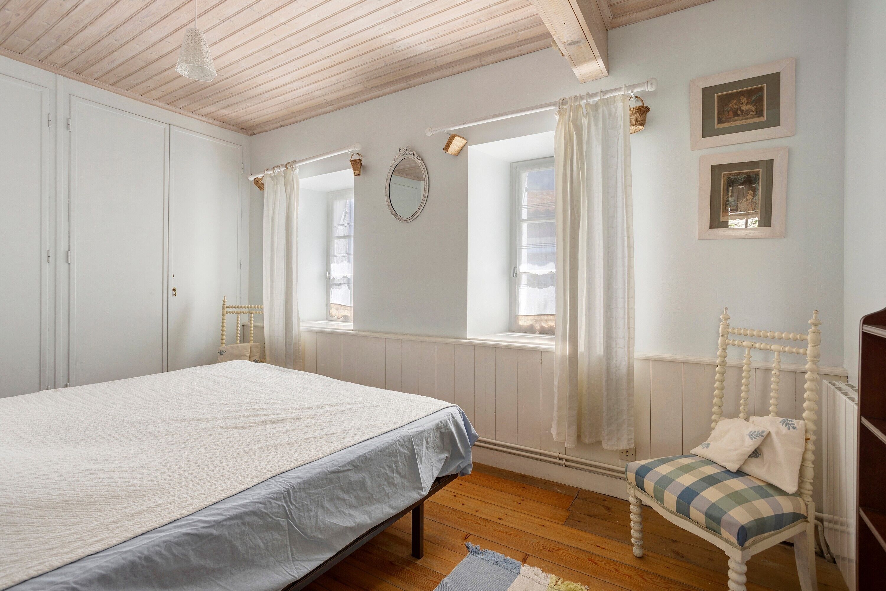 2 bedrooms, iron/ironing board, WiFi