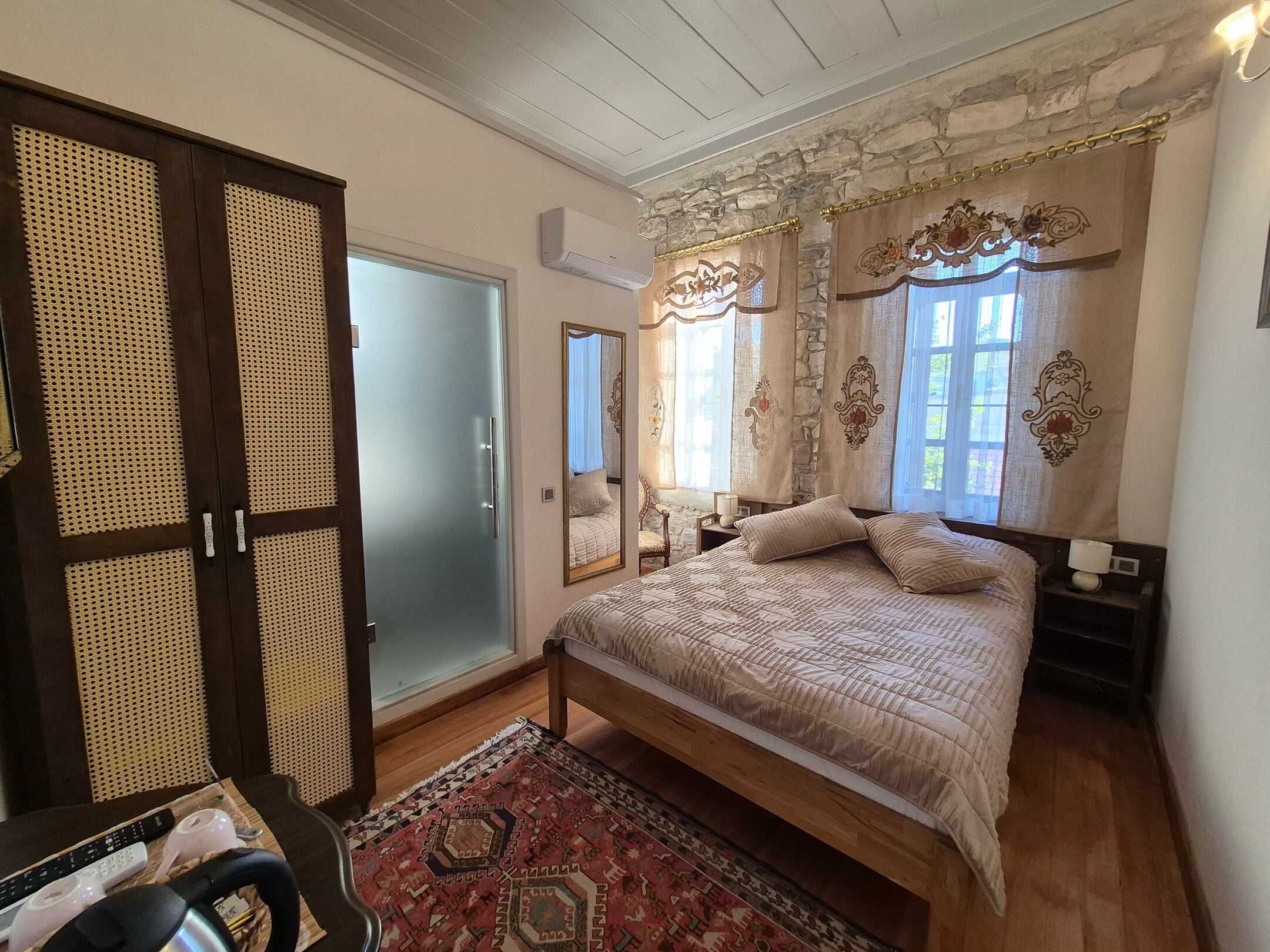 Premium bedding, free minibar, free WiFi, bed sheets