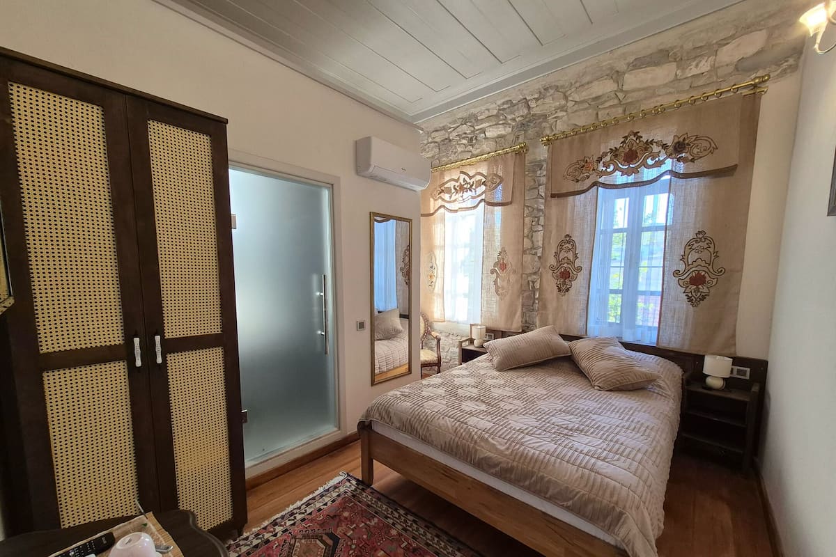 Premium bedding, free minibar, free WiFi, bed sheets