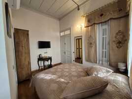 Quarto casal econômico | Roupas de cama premium, frigobar (abastecido com itens grátis)