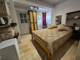 Roupas de cama premium, frigobar (abastecido com itens grátis)