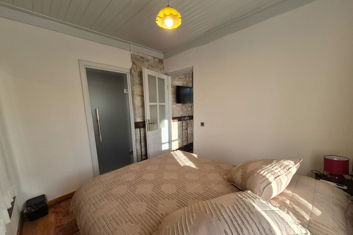 Roupas de cama premium, frigobar (abastecido com itens grátis)