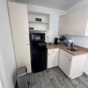Private kitchen - Spacious studio with king bed • Pool • Pets OK #10 (Clearwater)