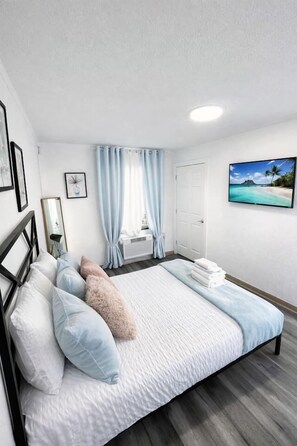 Room - SpaciouS Studio | Queen bed | Pool Access #11 (Clearwater)