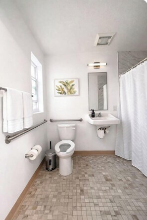 Shower, hair dryer - SpaciouS Studio | Queen bed | Pool Access #11 (Clearwater)