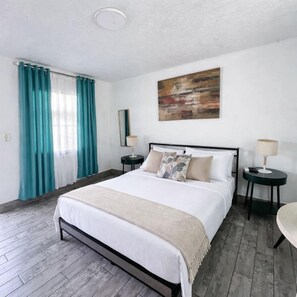 1 dormitorio, tabla de planchar con plancha, wifi y ropa de cama