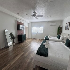 1 bedroom, iron/ironing board, WiFi, bed sheets - Suite with 2 Queen Beds and Kitchen • Pool #18 (Clearwater)