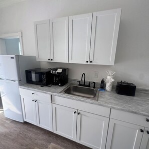 Fridge, microwave, coffee/tea maker, toaster - Suite with 2 Queen Beds and Kitchen • Pool #18 (Clearwater)