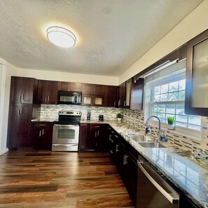 Private kitchen - Cozy 3 BD Apt 3 miles from the beach •Pool• 124 (Clearwater)
