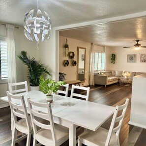 Dining - Cozy 3 BD Apt 3 miles from the beach •Pool• 124 (Clearwater)