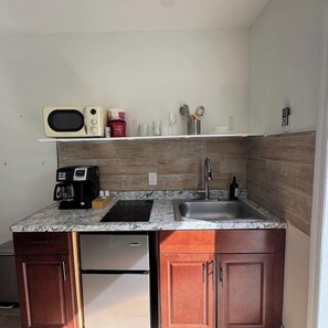 Private kitchen - Studio 3 miles from the Beach, with pool #512 (Belleair)