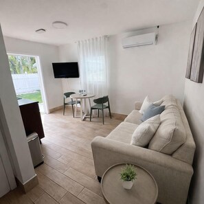 Living area - Studio 3 miles from the Beach, with pool #512 (Belleair)