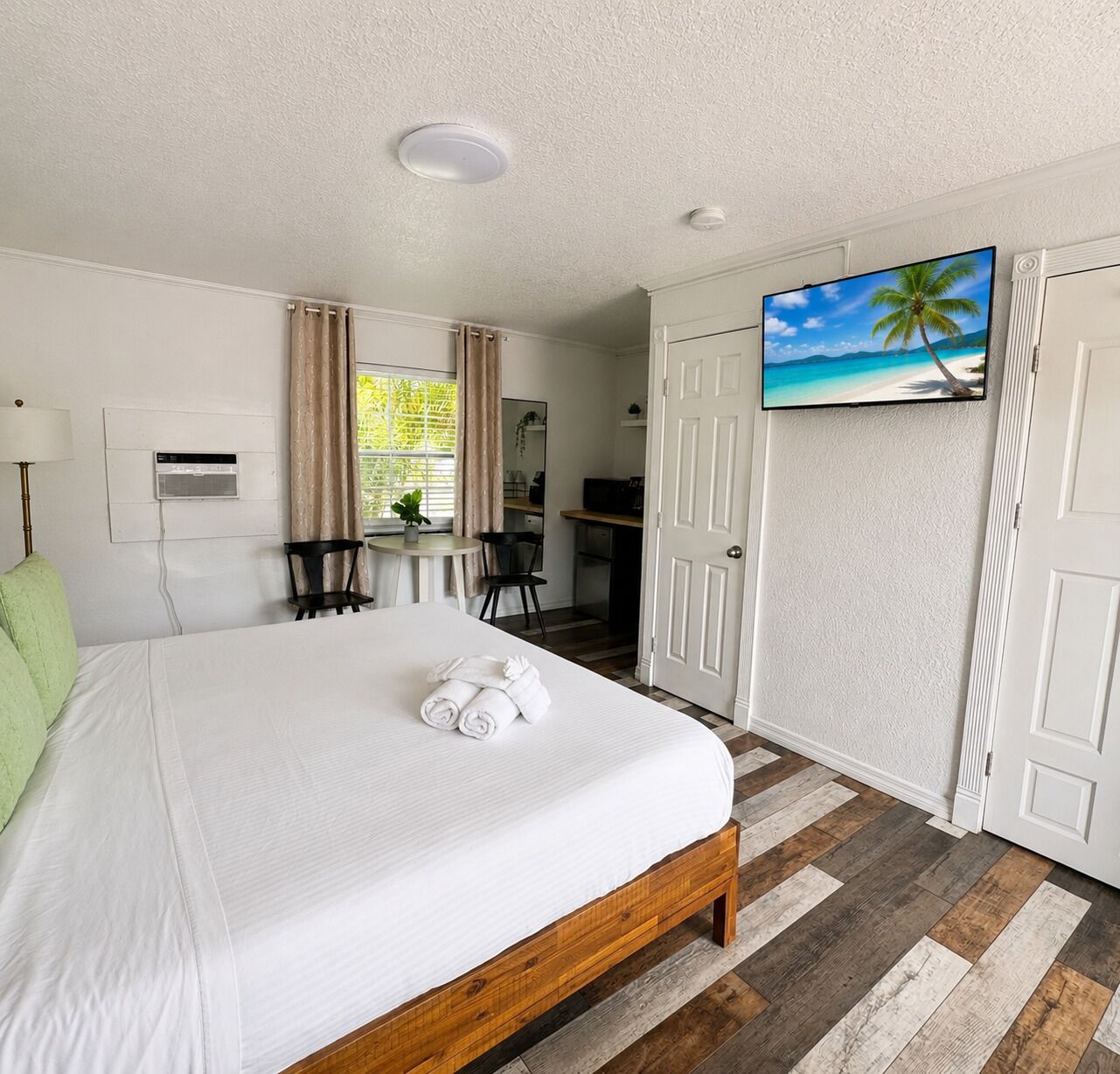 1 dormitorio, tabla de planchar con plancha, wifi y ropa de cama