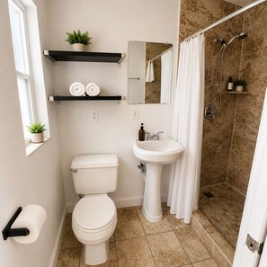 Shower, hair dryer - Cozy and stylish studio apt near the beach #9 (Clearwater)