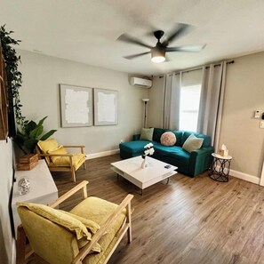 TV - Coastal Charm; quick drive to the Ocean • Pets OK (Clearwater)