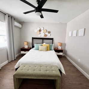 1 bedroom, iron/ironing board, WiFi, bed sheets - Coastal Charm; quick drive to the Ocean • Pets OK (Clearwater)