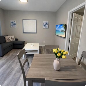 Interior - *New Listing* Renovated 1 BD Apt near the Beach (Clearwater)