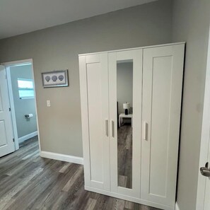 Interior - *New Listing* Renovated 1 BD Apt near the Beach (Clearwater)