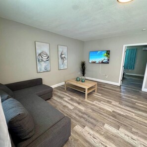 Living area - *New Listing * Renovated 1 BD Apt • Washer/Dryer (Clearwater)